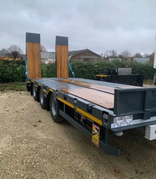 Remorque 3 essieux centraux - plateau fixe - porte engins